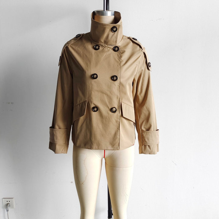 Damen kurzes doppelreihiges Trenchjacke im Boxy-Cut mit Schulterklappen, Pattentaschen und verstellbaren Manschetten – Célinea