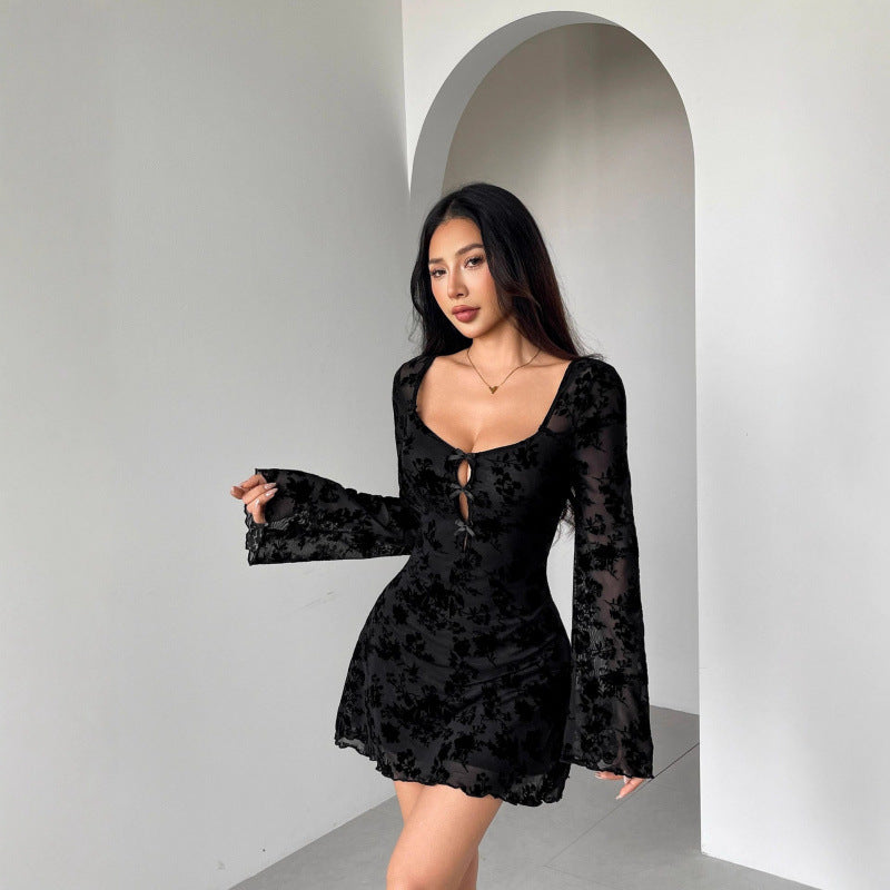 Damen Mini-Kleid mit floralem Stickdesign und transparenten Ärmeln Echo Archiv