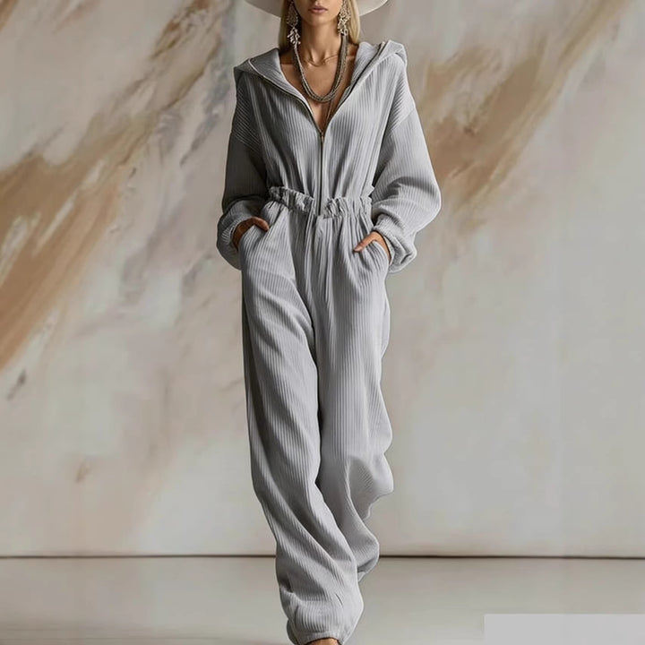 Damen Plissierter Kapuzen-Jumpsuit mit Reißverschluss und elastischer Taille – Solévia
