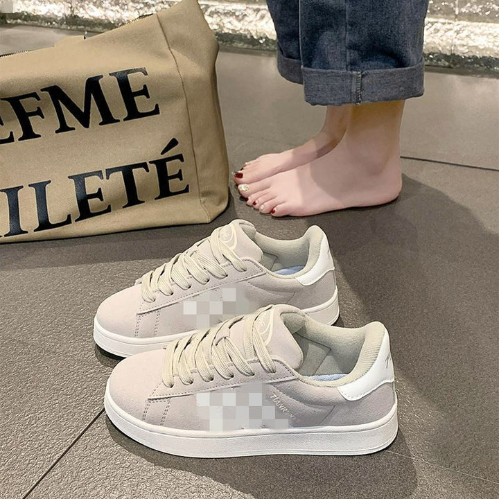 Damen niedriger Sneaker mit Gummisohle und Wildleder-Optik Echoarchiv