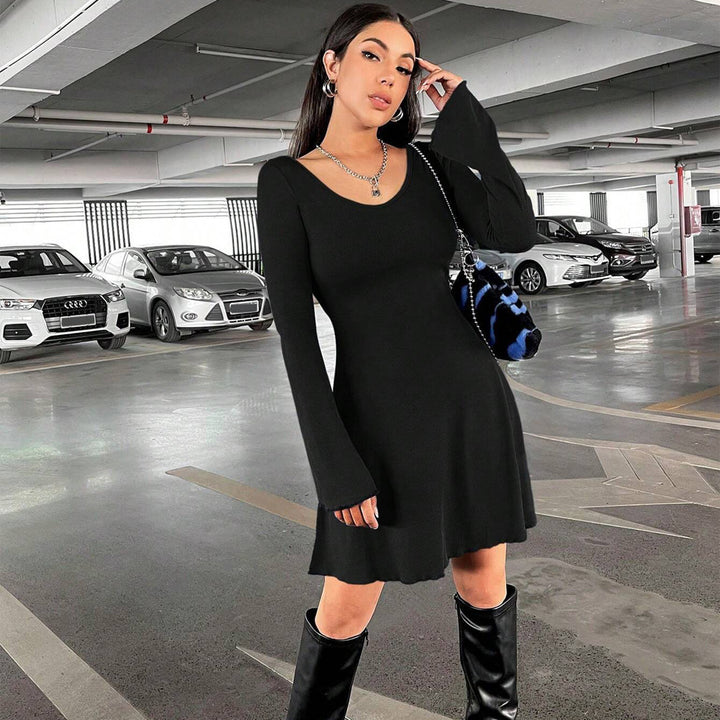 Damen geripptes A-Linien-Minikleid mit ausgestellten Glockenärmeln – Élara