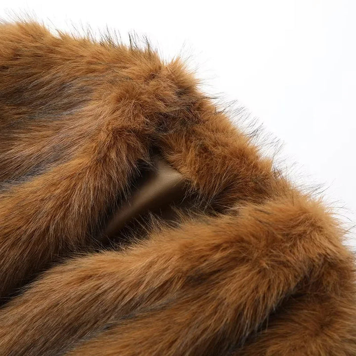 Damen luxuriöse Kurzjacke aus veganem Kunstfell mit offenem Schalkragen und leichter Taillierung – Célinea