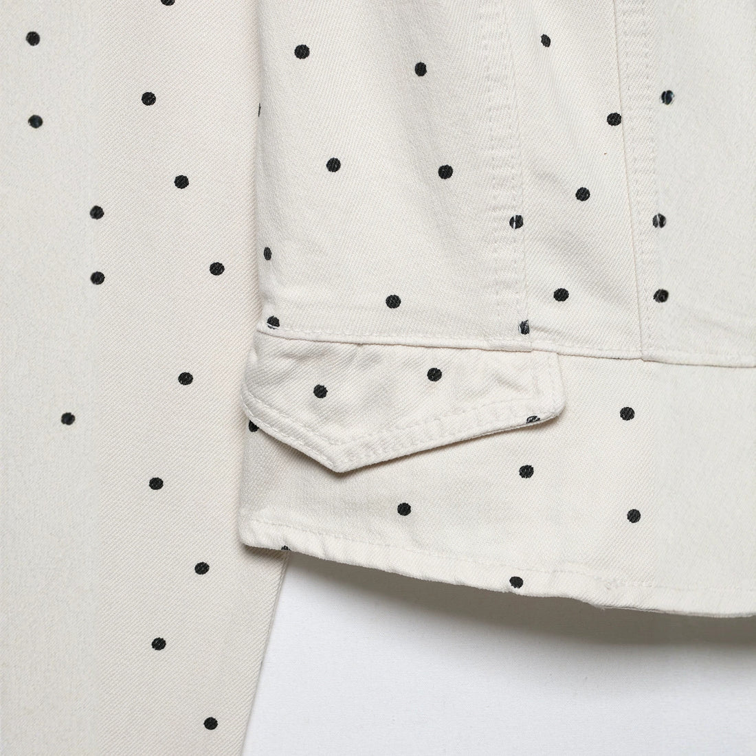 Damen Gepunktete Cropped Jeansjacke mit Stehkragen, Reißverschluss und Pattentaschen Echoarchiv