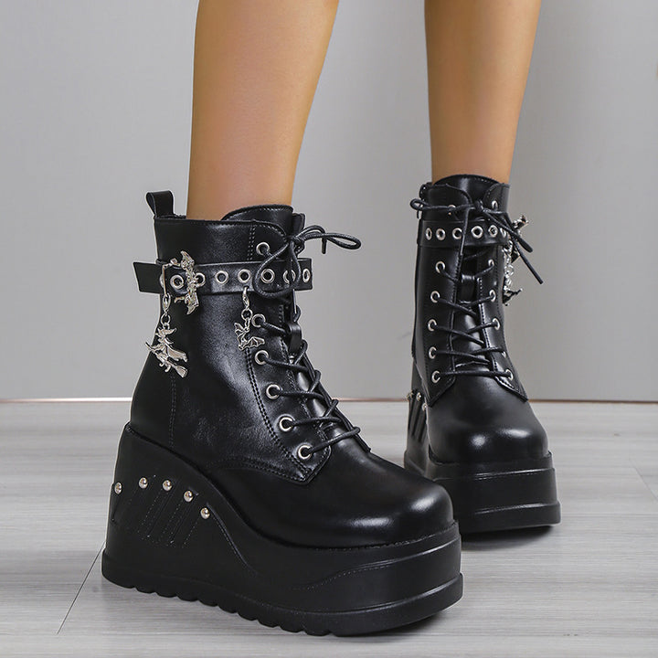 Damen nan Gothic Plateau-Stiefelette mit Schnürung, Ösenriemen und Anhänger-Details Echo Archiv