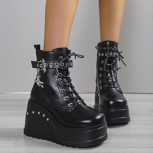 Damen nan Gothic Plateau-Stiefelette mit Schnürung, Ösenriemen und Anhänger-Details Echo Archiv