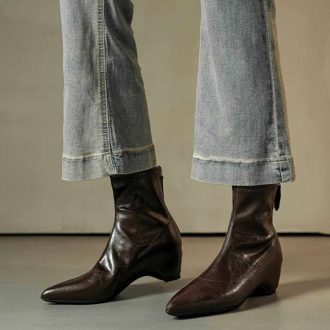 Damen Spitz zulaufende Ankle-Boots aus Glattleder mit integriertem Keilabsatz Echo Archiv