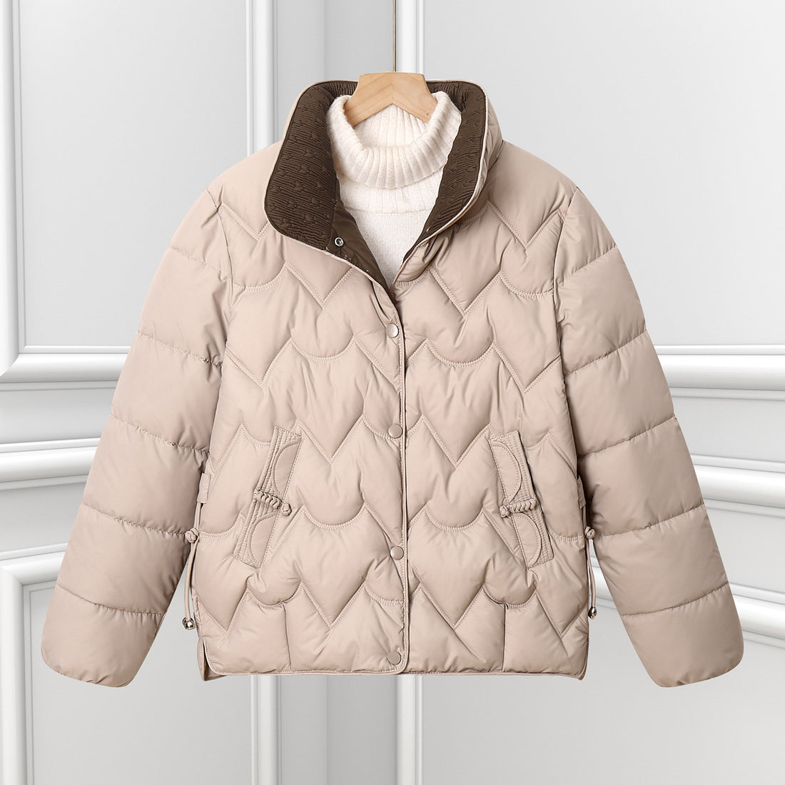 Damen kurze gesteppte Pufferjacke mit dekorativer Bogensteppung und Druckknopfblende – Célinea