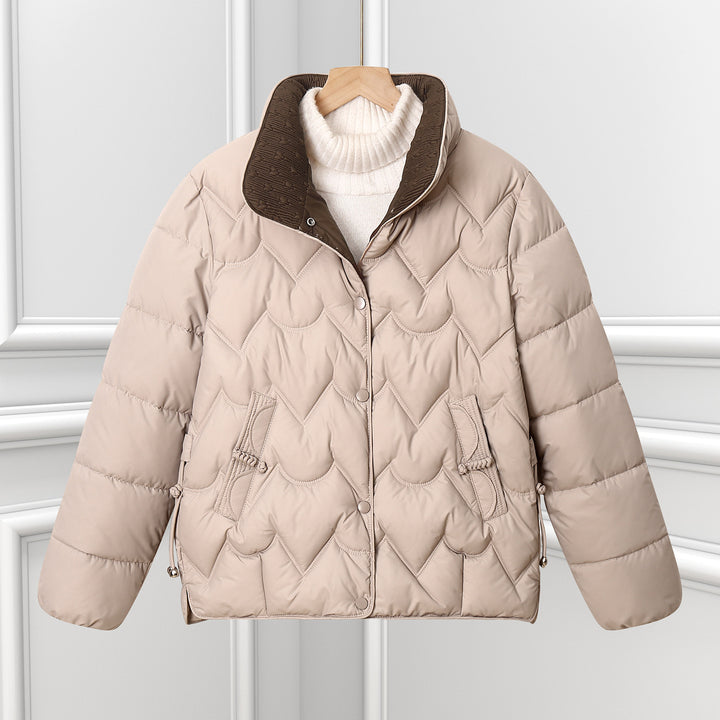 Damen kurze gesteppte Pufferjacke mit dekorativer Bogensteppung und Druckknopfblende – Célinea