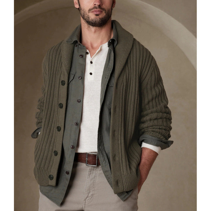 Herren Strickjacke mit modernen Zopfmuster und klassischem Umlegekragen Echoarchiv