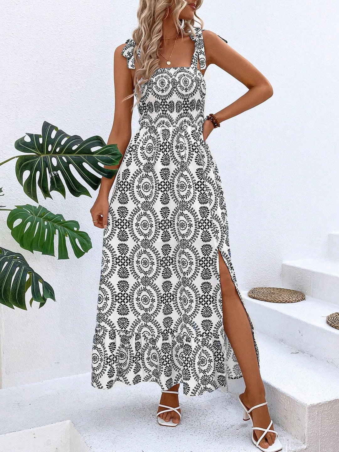 Damen Maxikleid mit Smok-Bustier, Bindeträgern und seitlichem Beinschlitz – Valéora