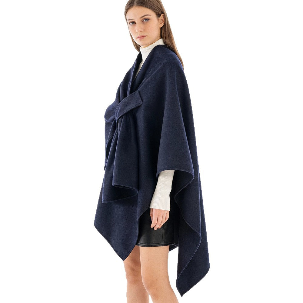 Damen Eleganter Wickel‑Cape mit Knotenverschluss und fließender Drapierung Echo Archiv
