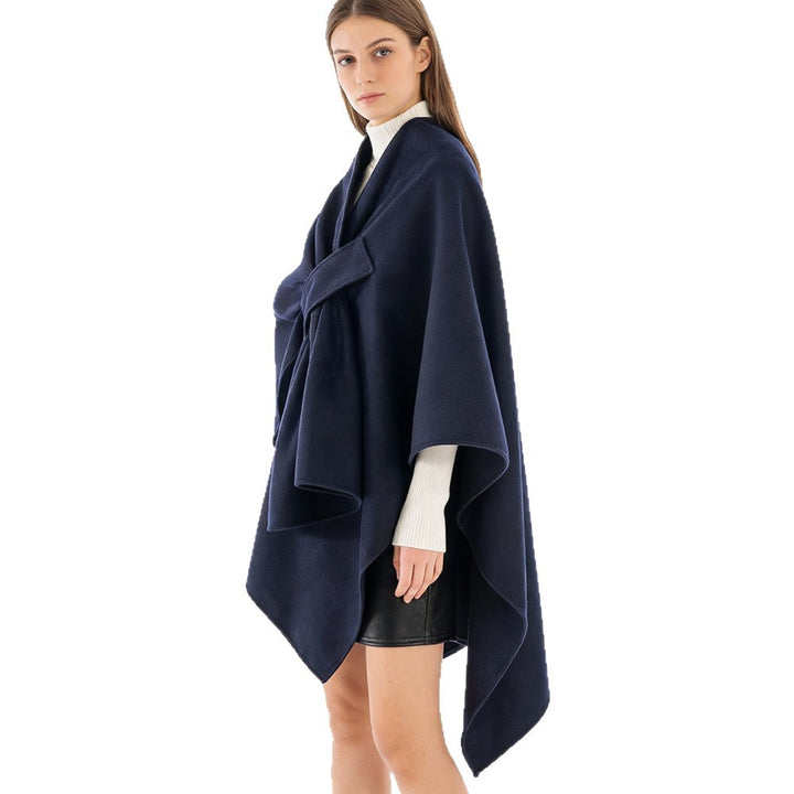 Damen Eleganter Wickel‑Cape mit Knotenverschluss und fließender Drapierung Echo Archiv