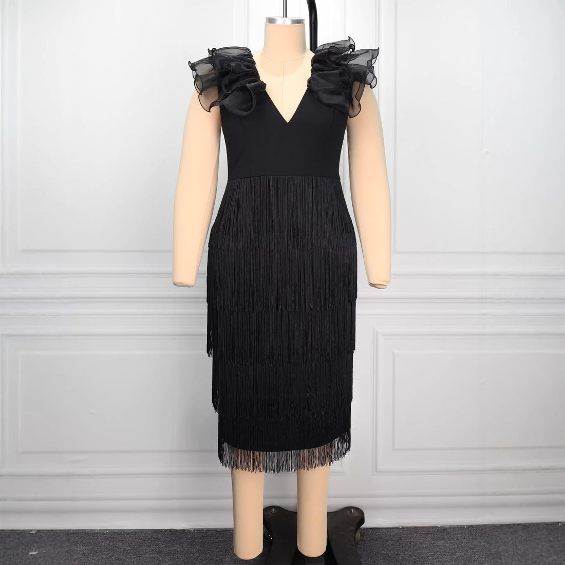 Damen Abendkleid mit voluminösen Rüschendetails und schickem Fransen – Élara
