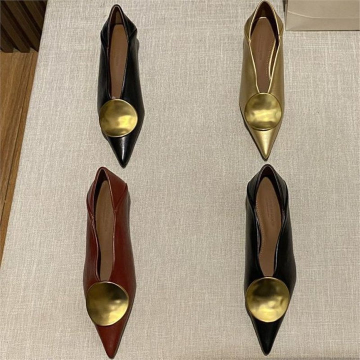 Damen Spitz zulaufende flache Slipper aus Lederoptik mit großen runden Zierplatten – Lioré