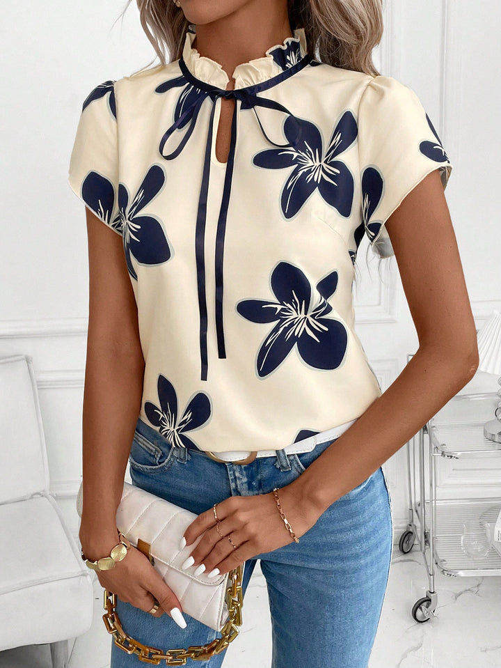 Damen Kurzarmbluse mit Rüschenkragen, Bindeband und floralem Print – Élovi