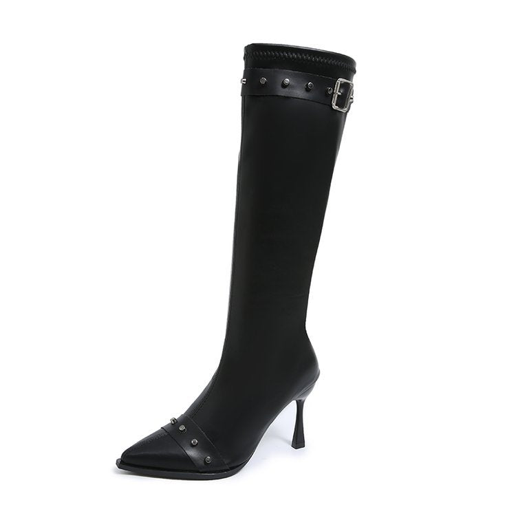 Damen Kniehohe Stiefel mit spitzer Zehenpartie, skulpturellem Stilettoabsatz und Zierriemen – Lioré