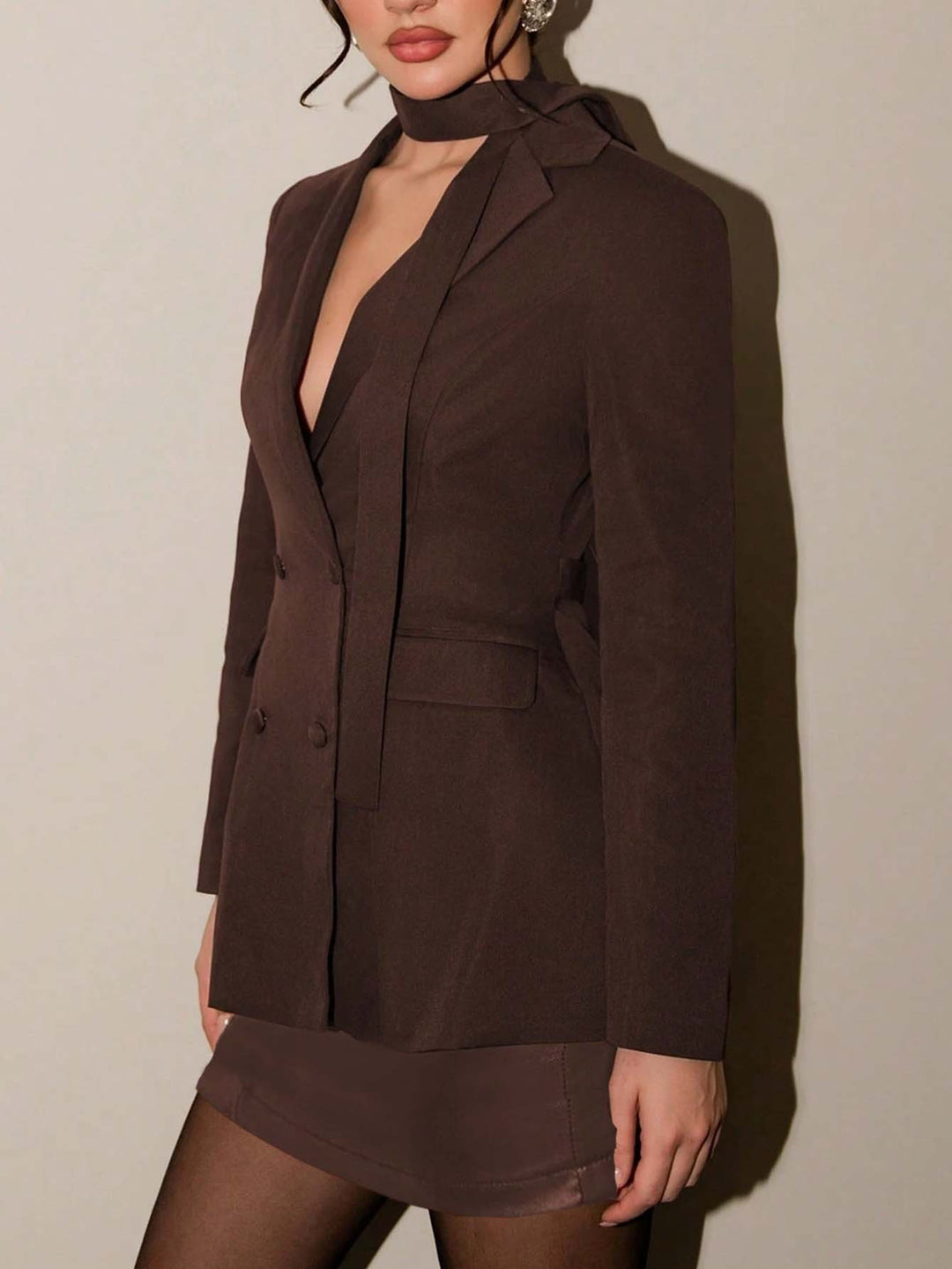 Damen Longline-Blazer mit integriertem Halstuch und doppelreihiger Knopfleiste Echoarchiv