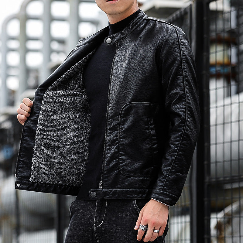Herren Slim-Fit Kunstlederjacke im Bikerblouson-Stil mit Stehkragen und aufgesetzten Rundtaschen Echo Archiv