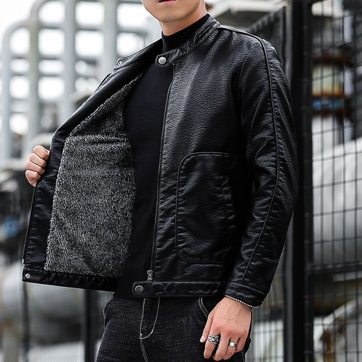 Herren Slim-Fit Kunstlederjacke im Bikerblouson-Stil mit Stehkragen und aufgesetzten Rundtaschen Echo Archiv