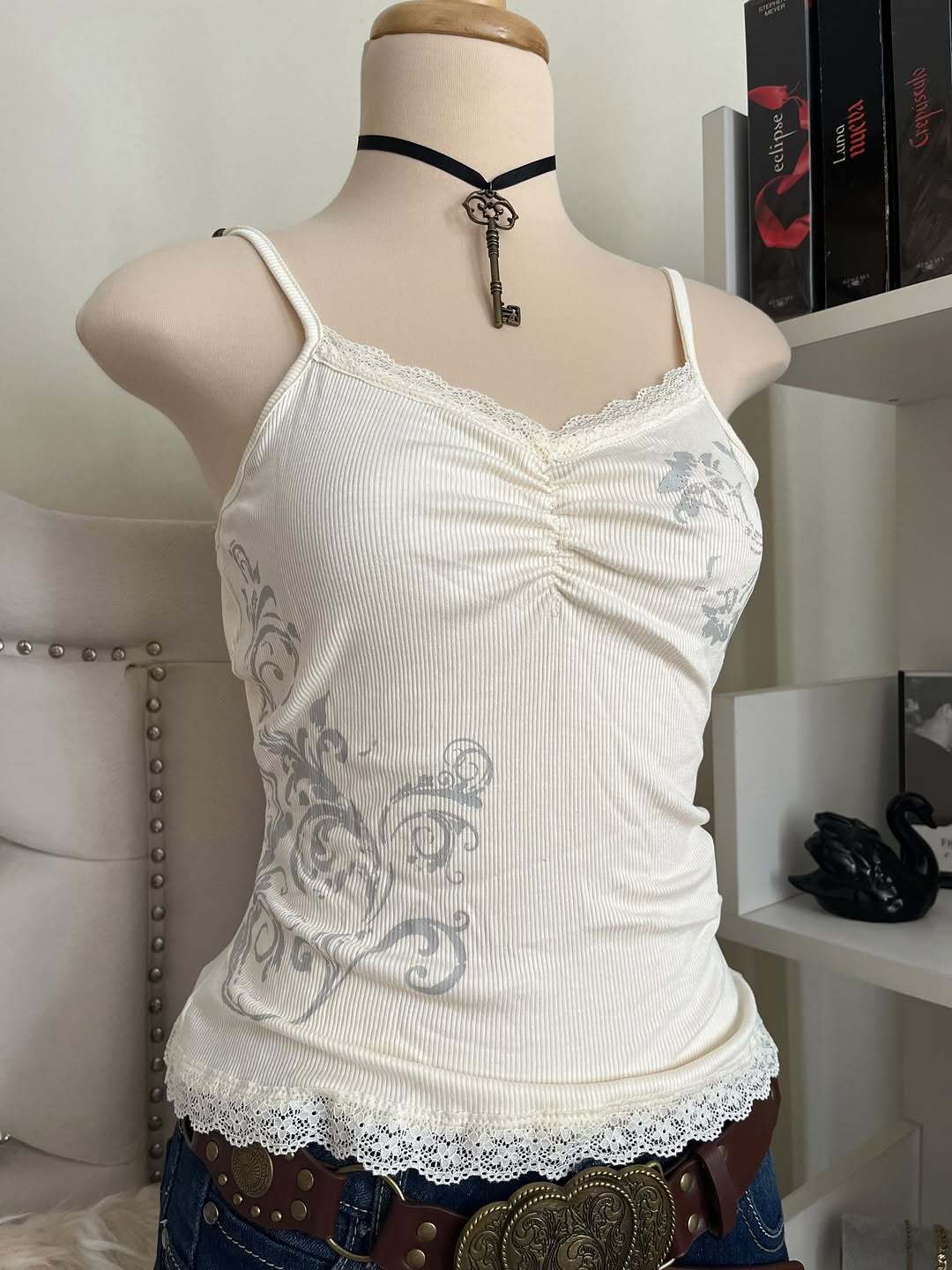 Damen Verspieltes Spaghetti-Träger Top mit Spitzendetails Echo Archiv