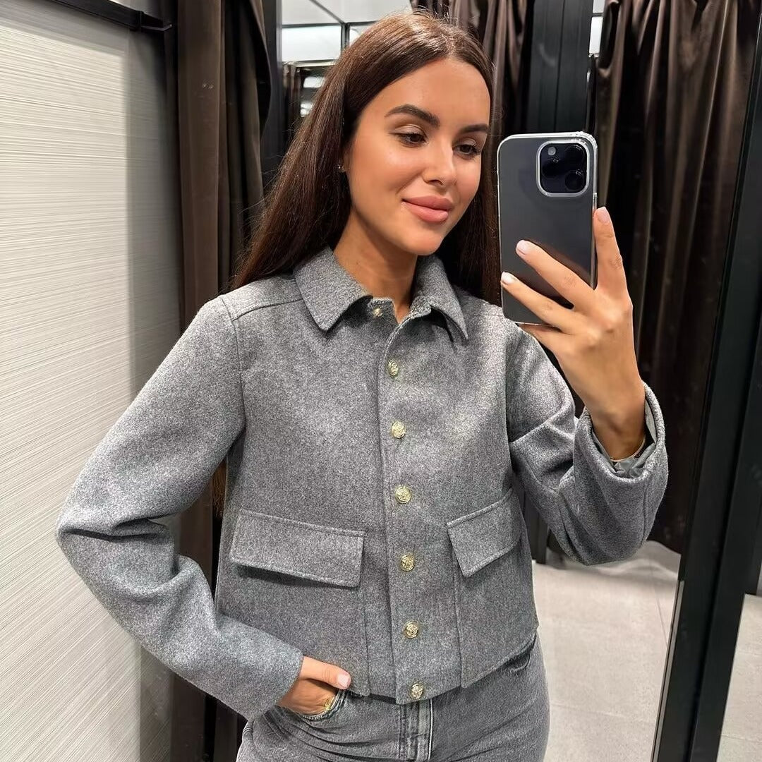 Damen kurze Wolljacke mit goldknopffront, aufgesetzten Klappentaschen und taillierter Silhouette – Célinea