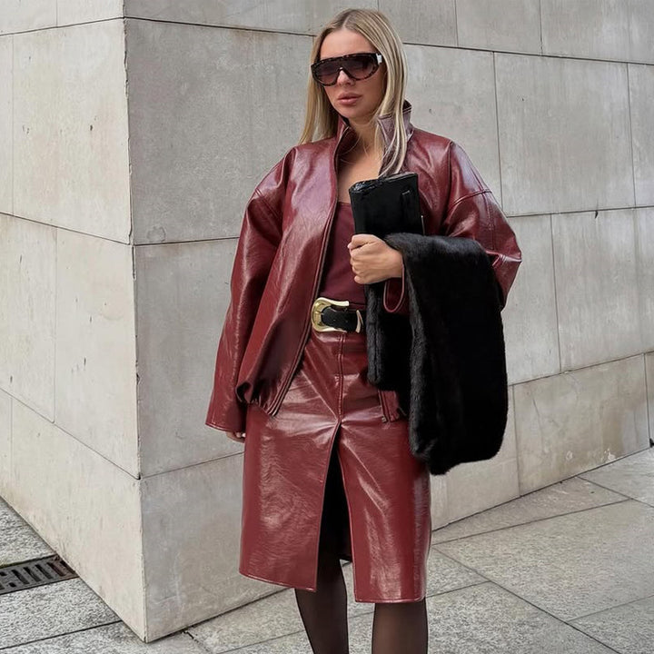 Damen Glänzendes Kunstleder-Zweiteiler mit Oversize-Zipjacke und tailliertem Midirock Echoarchiv