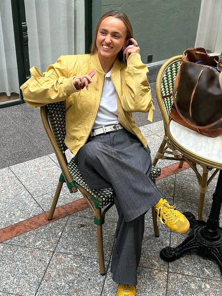 Damen Kurz‑Bomberjacke im Boxy‑Cut mit markanten Nahtdetails, Reißverschlusstaschen und gerippten Bündchen Echoarchiv