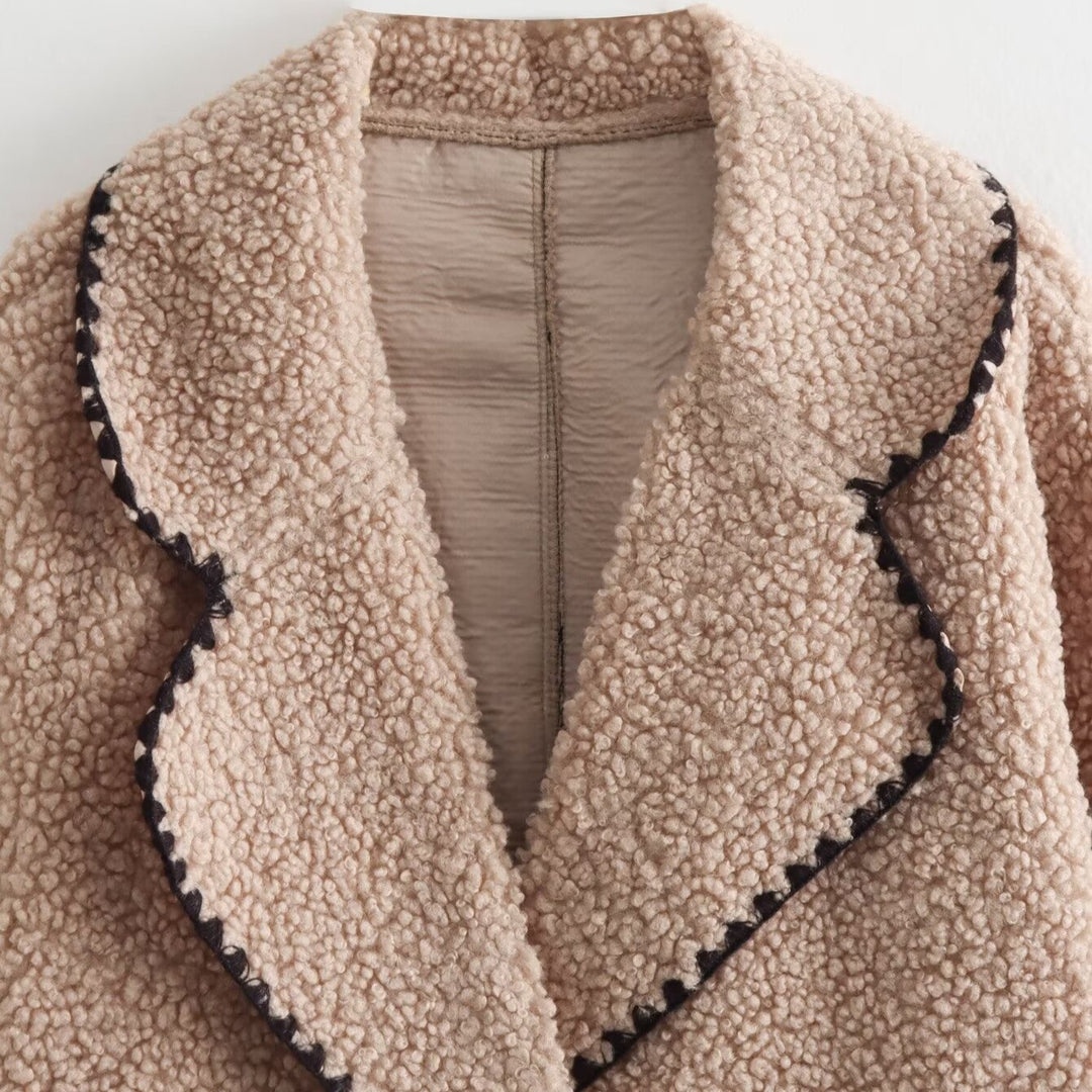 Damen nan kurz geschnittener Teddy-Mantel mit großem Schalkragen, aufgesetzten Taschen und kontrastierendem Zierbesatz Echo Archiv