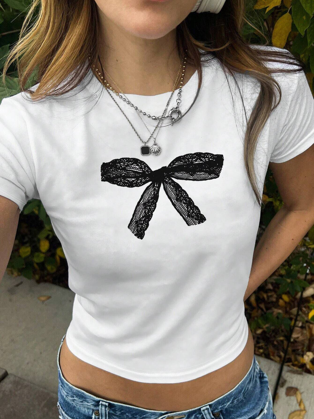 Damen T-Shirt mit verspieltem Katzenmotiv und zarten Flügeln Echo Archiv