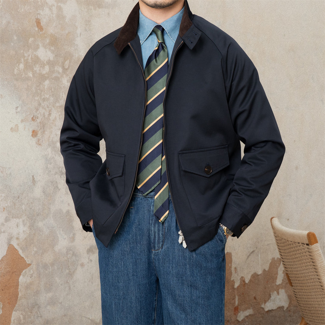 Herren Kurzblouson mit Cordkragen, Pattentaschen und Reißverschluss Echoarchiv