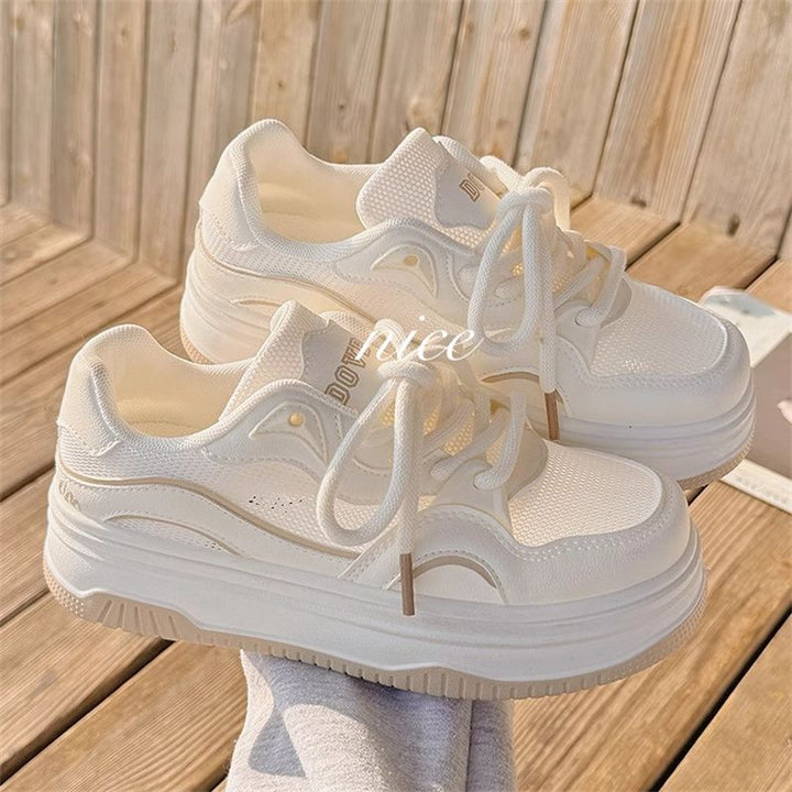 Damen Minimalistische Platform-Sneaker mit gepolstertem Komfortkragen und profilierter Wedgesohle – Névara
