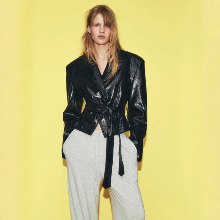 Damen Kurzblazer im Lackleder-Look mit Taillengürtel und fallendem Revers Echoarchiv