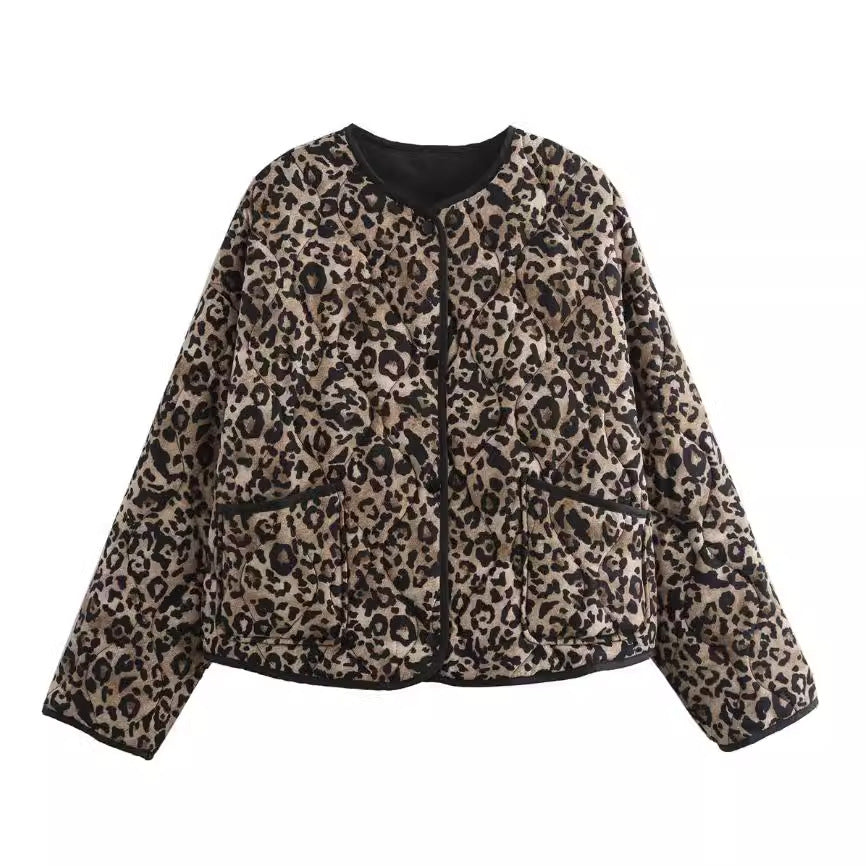Damen 60+ gesteppte Kurzblousonjacke im Animalprint mit Rundhals und aufgesetzten Taschen Echo Archiv