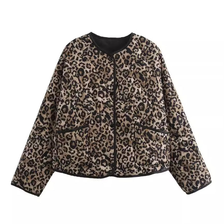 Damen 60+ gesteppte Kurzblousonjacke im Animalprint mit Rundhals und aufgesetzten Taschen Echo Archiv