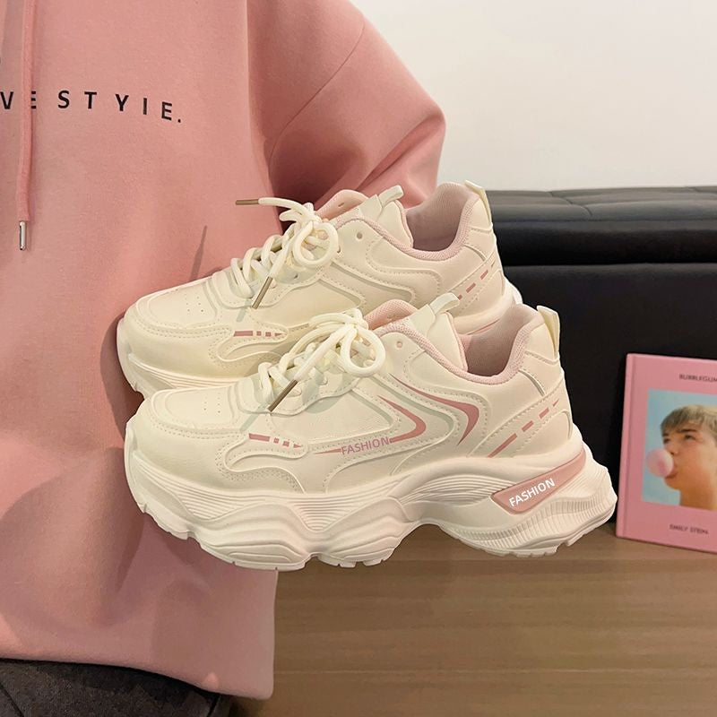Damen Skulpturierte Wedgesneaker mit stufiger Plateausohle, atmungsaktivem Mesh und gepolstertem Komfortkragen – Névara