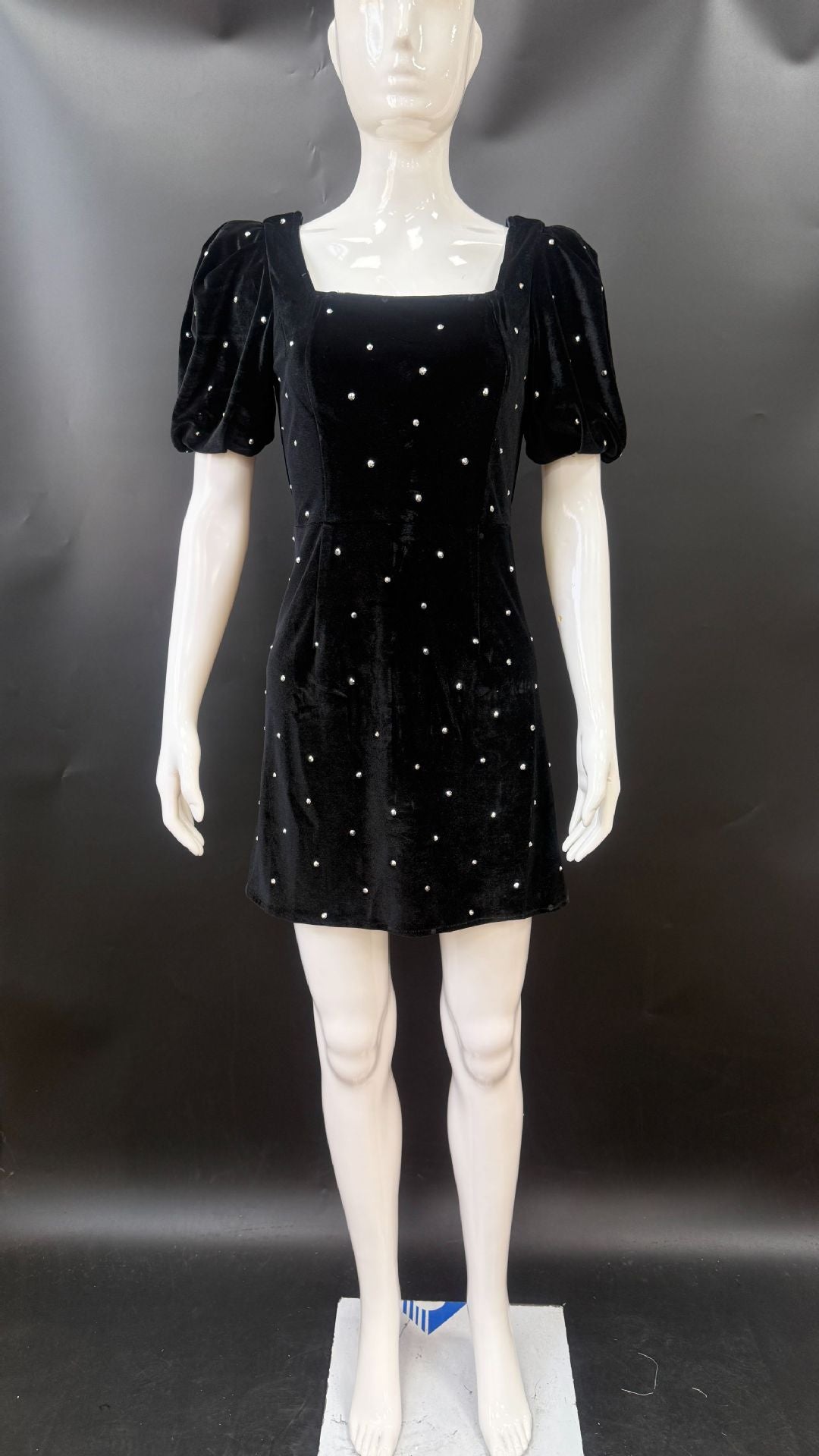 Damen Samtkleid mit Puffärmel und glitzernden Details Echo Archiv
