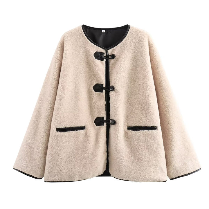 Damen kuschelige Teddyjacke mit Knebelverschlüssen, Rundhals und Kontrastpaspel – Célinea