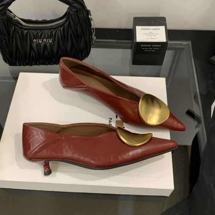 Damen Spitz zulaufende flache Slipper aus Lederoptik mit großen runden Zierplatten – Lioré
