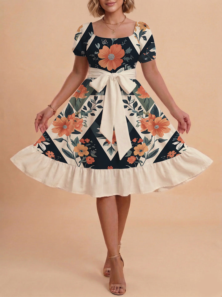 Damen Kleid mit tailliertem Schnitt und verspieltem Blumenmuster Echo Archiv