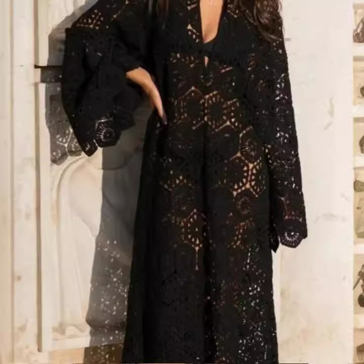 Damen 50+ gehäkeltes Maxikleid‑Kaftan mit V‑Ausschnitt, Trompetenärmeln und floraler Lochspitze Echo Archiv
