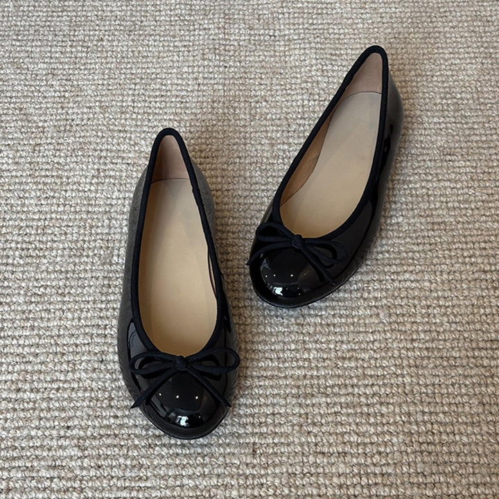 Damen Ballerina-Schuhe mit glänzender Oberfläche und verspieltem Schleifenakzent Echoarchiv