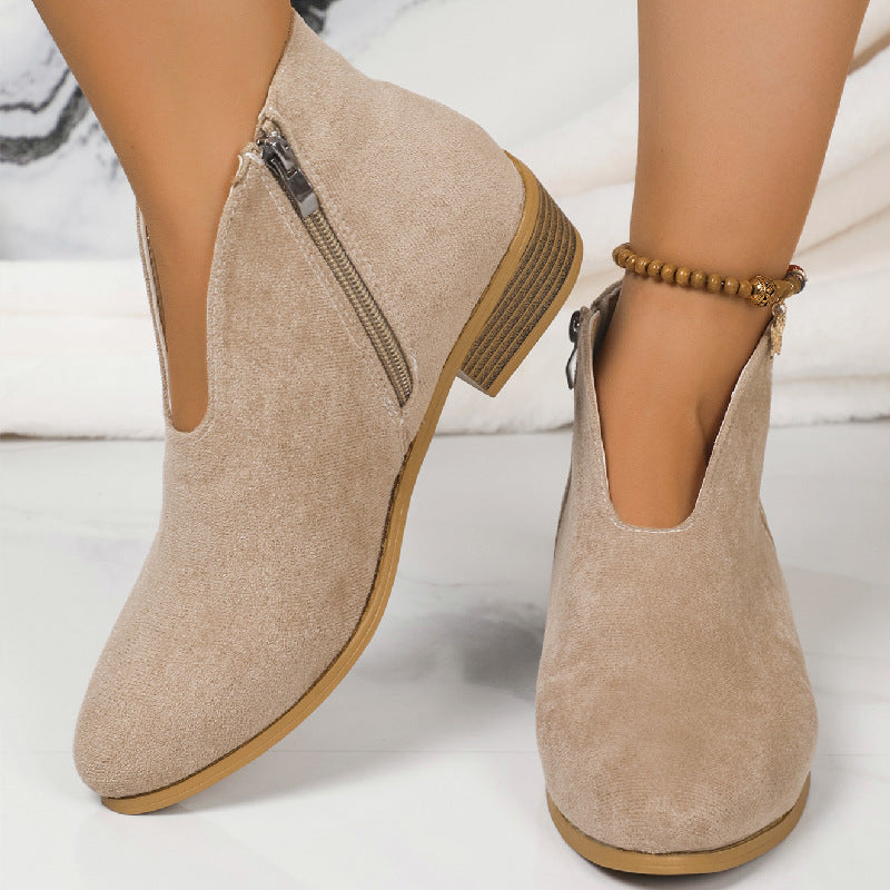 Damen Kurzschaft‑Stiefelette aus Veloursimitat mit V‑Ausschnitt und niedrigem Holzabsatz Echo Archiv
