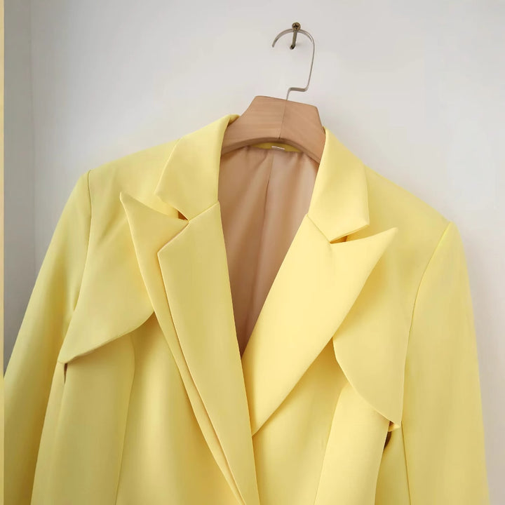 Damen taillierter Blazer mit geschwungenem Lagenkragen, figurformenden Abnähern und dekorativem Zierknopf – Valéne