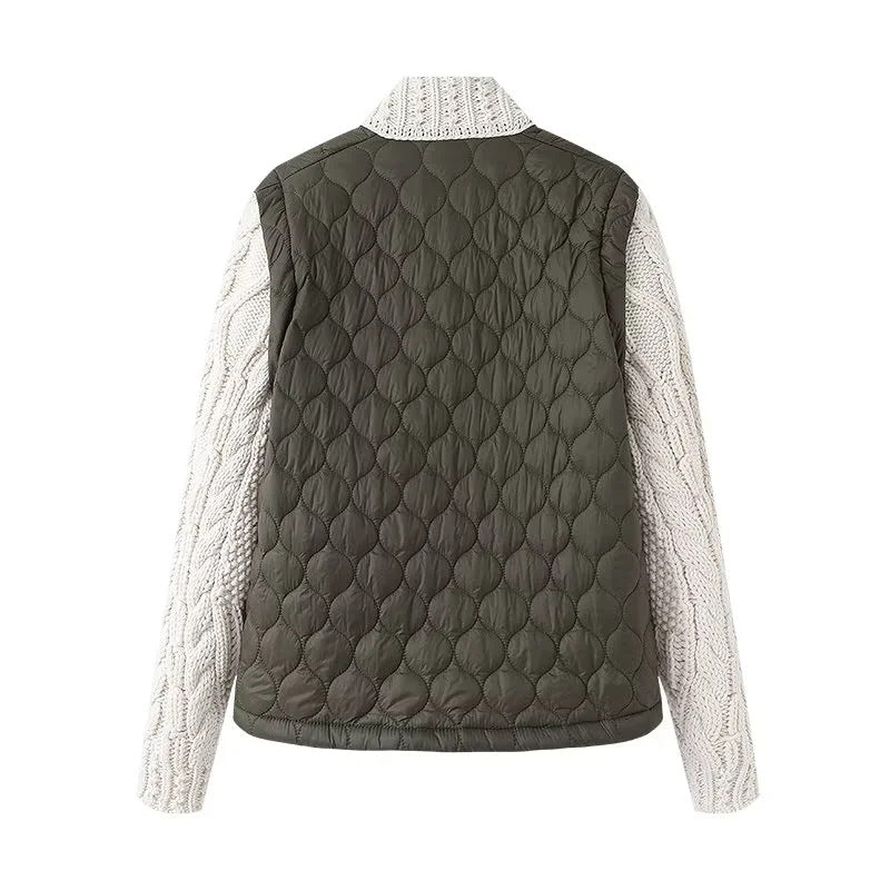 Damen gesteppte Hybridjacke mit Strickärmeln, Stehkragen und Pattentaschen – Célinea
