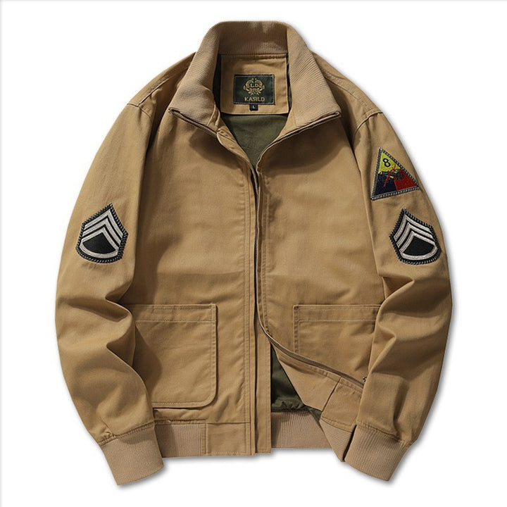 Herren nan militärisch inspirierte Bomberjacke mit aufgesetzten Patches, verdecktem Reißverschluss und elastischen Bündchen Echo Archiv