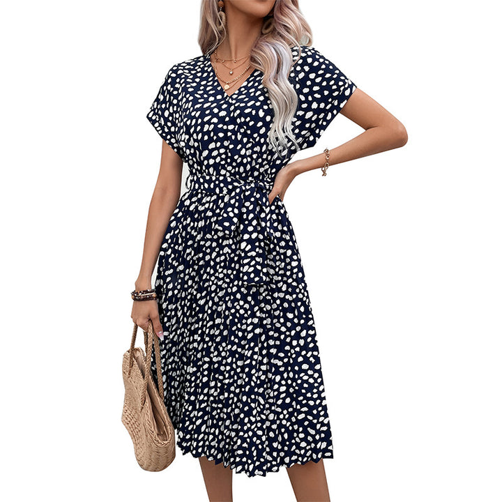 Damen Knitterfreies Taillenkleid mit V-Ausschnitt, Bindegürtel und stufigem Volantrock Echoarchiv