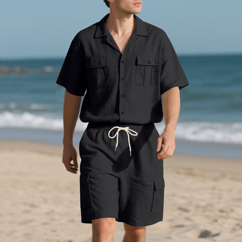 Herren entspanntes Strandoutfit mit kurzen Ärmeln und praktischen Cargo-Shorts Echoarchiv