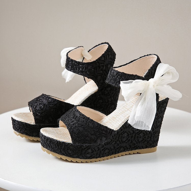 Damen nan romantische Keilabsatz-Sandalette mit Spitzenoptik und Organza-Schleife Echo Archiv