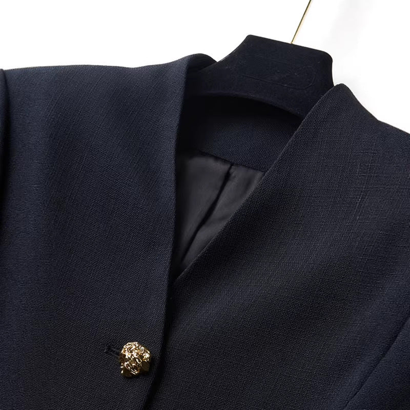 Damen Eleganter Blazer mit goldenem Knopfdetail Echoarchiv