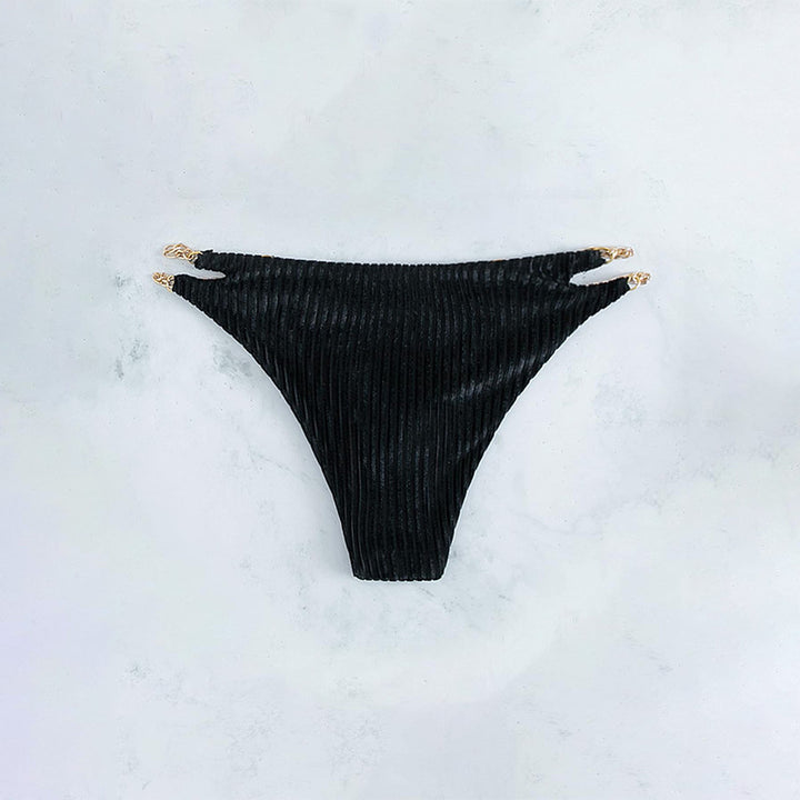 Damen Bikinihose mit offenen Schnittelementen und eleganten Kettenakzenten Echo Archiv